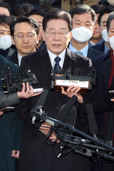 이재명 더불어민주당 대표가 ‘성남FC 후원 의혹’과 관련해 10일 경기도 성남시 수원지방검찰청 성남지청에 출석하고 있다.2023. 1. 10 <br>안주영 전문기자