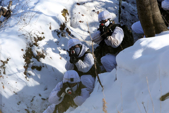 10일 오전 육군 제15보병사단(승리부대) 을지여단 대성산대대 장병들이 강원도 철원 중부전선 대성산(1175?) 작전지역에서 새해 첫 혹한기훈련을 하고 있다. 장병들은 1000?를 오르내리는 험준한 동계 산악지형에 적응하기 위해 체감온도 영하 15도에 달하는 혹독한 추위와 무릎까지 오는 눈밭을 뚫고 거점 점령 훈련을 성공적으로 해냈다. 2023.01.10. 뉴시스