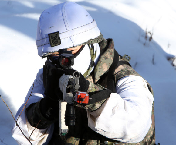 10일 오전 육군 제15보병사단(승리부대) 을지여단 대성산대대 장병이 강원도 철원 중부전선 대성산(1175m) 작전지역에서 새해 첫 혹한기훈련을 하고 있다. 장병들은 1000m를 오르내리는 험준한 동계 산악지형에 적응하기 위해 체감온도 영하 15도에 달하는 혹독한 추위와 무릎까지 오는 눈밭을 뚫고 거점 점령 훈련을 성공적으로 해냈다. 2023.01.10. 뉴시스