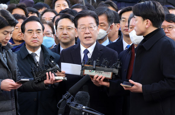 ‘성남FC 후원금 의혹’ 사건과 관련해 이재명(가운데) 더불어민주당 대표가 10일 오전 경기도 성남시 수원지방검찰청 성남지청에 피의자 신분으로 조사를 받기 위해 출석하며 입장을 발표하고 있다.  연합뉴스