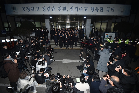 성남FC 후원금 의혹을 받고 있는 더불어민주당 이재명 대표가 10일 오후 경기도 성남시 수원지방검찰청 성남지청에서 조사를 마치고 청사를 나서고 있다. 2023.1.10 [공동취재]