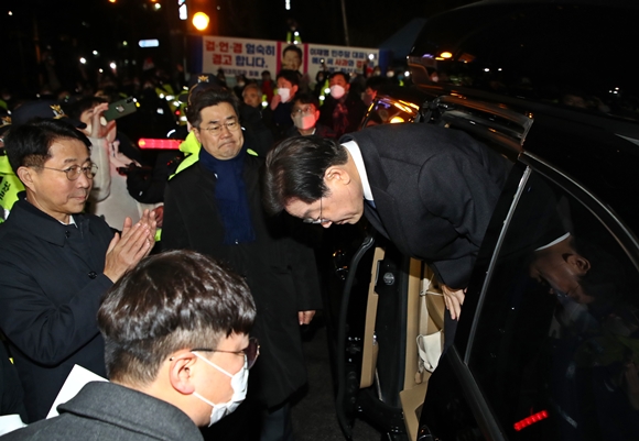 ‘성남FC 후원금’ 의혹을 받고 있는 이재명 더불어민주당 대표가 10일 오후 경기도 성남시 수원지방검찰청 성남지청에서 조사를 마치고 청사를 떠나며 지지자들에게 고개 숙여 인사하고 있다. 2023.1.10 [공동취재]