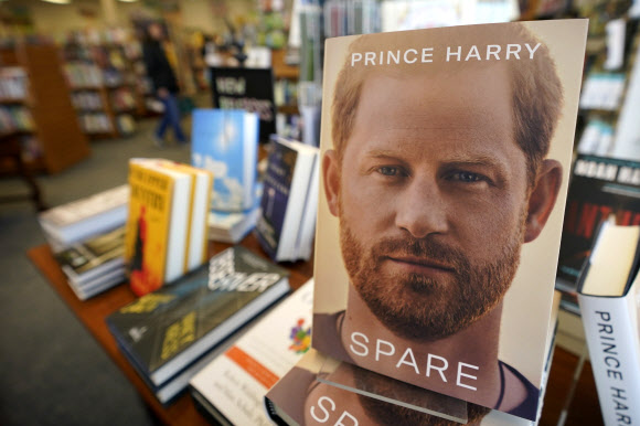 해리 영국 왕자의 자서전 ‘스페어’ 책들이 발간 첫 날인 10일(현지시간) 미국 메인주 프리포트의 셔먼 서점에 진열돼 있다. 프리포트 AP 연합뉴스 