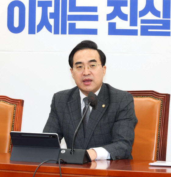 박홍근 더불어민주당 원내대표가 지난 10일 국회에서 열린 원내대책회의에서 발언하고 있다. 연합뉴스