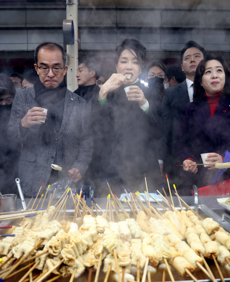 대구 서문시장 방문한 김건희 여사