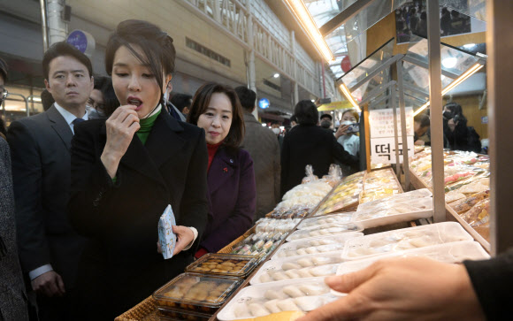대구 서문시장에서 떡 시식하는 김건희 여사
