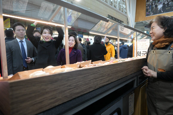 대구 서문시장에서 상인에게 손하트 만들어 보이는 김건희 여사