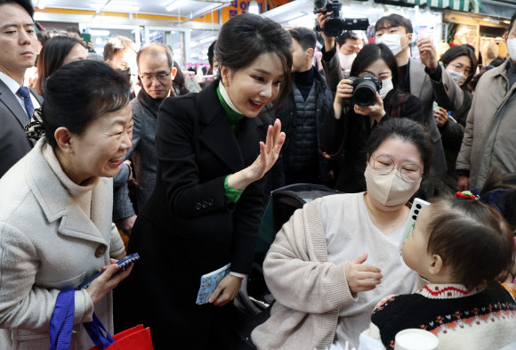 아이에게 인사하는 김건희 여사