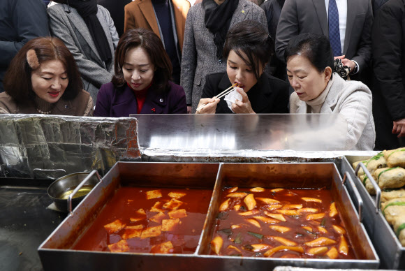 만두 맛보는 김건희 여사