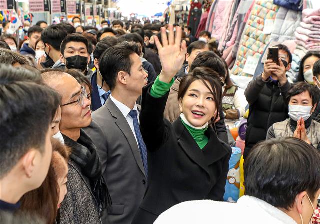 손 흔들며 인사하는 김건희 여사