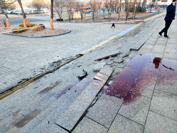 돌진한 음주 차량에 파손된 천안시청 앞 계단