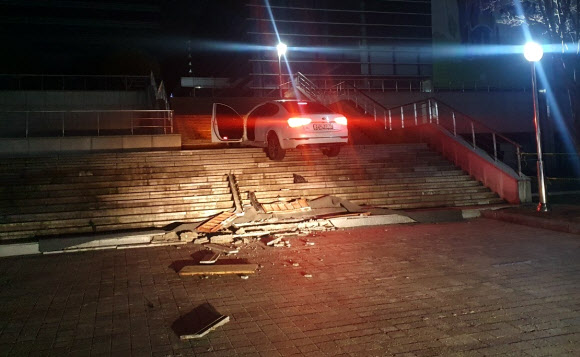 천안시청으로 돌진한 음주 차량