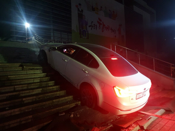 천안시청 계단으로 돌진한 음주 차량