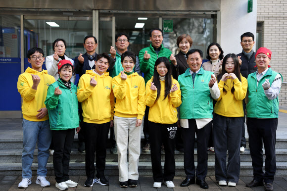 자원봉사자들과 함께한 김건희 여사