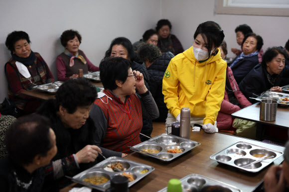 배식 봉사하는 김건희 여사