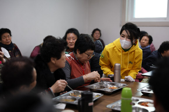 배식 봉사하는 김건희 여사