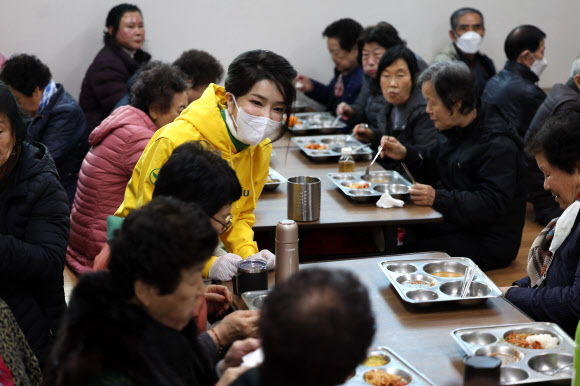 배식 봉사하는 김건희 여사