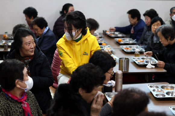 배식 봉사하는 김건희 여사