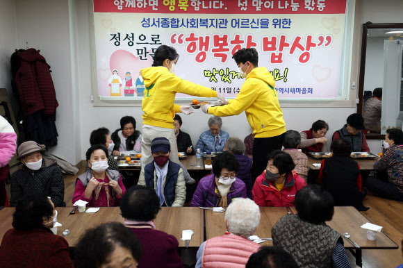 배식 봉사하는 김건희 여사
