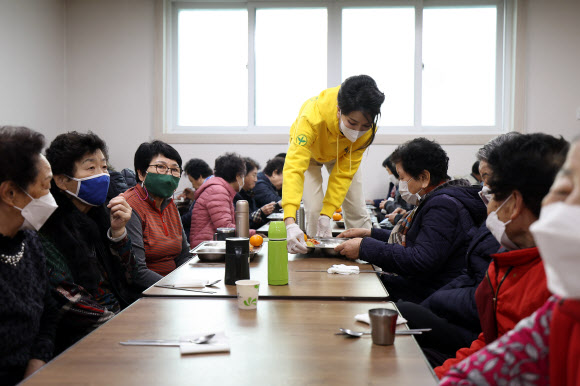 배식 봉사하는 김건희 여사