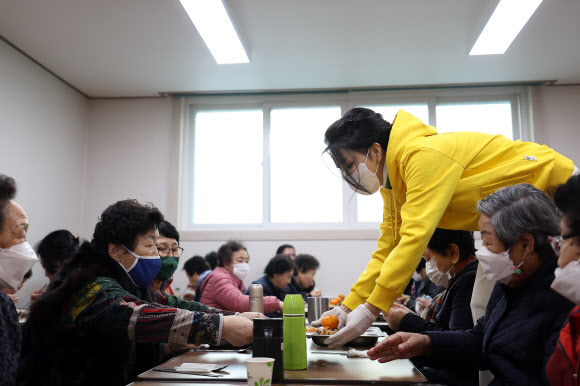 배식 봉사하는 김건희 여사