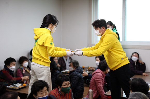 어르신 배식 봉사 나선 김건희 여사