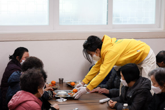 어르신 배식 봉사 나선 김건희 여사