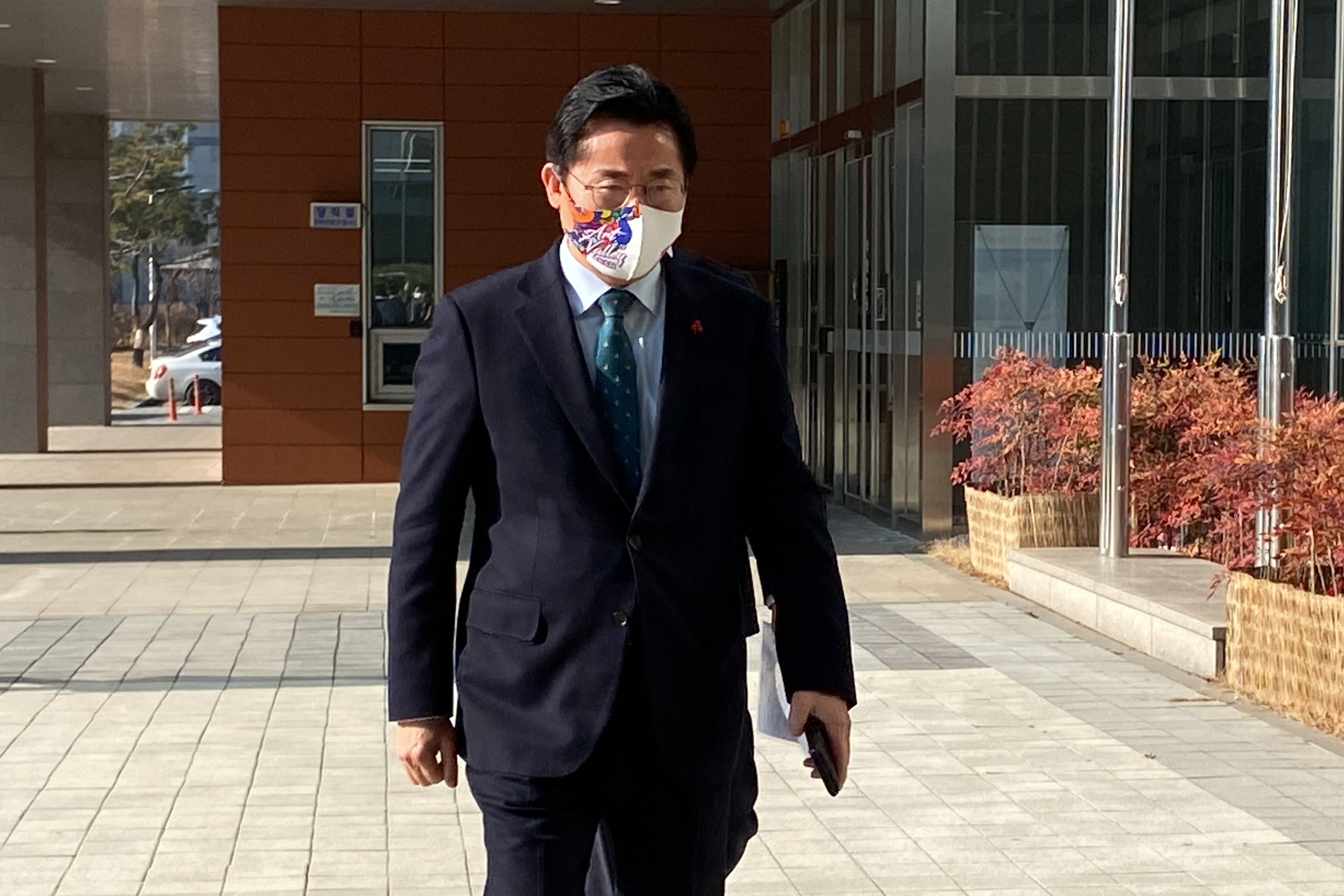 공직선거법 위반혐의로 기소된 박경귀 충남 아산시장이 재판을 받기 위해 11일 오전 대전지법 천안지원에 들어서고 있다. 이종익 기자 