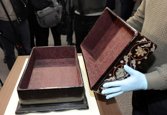 공개되는 조선시대 나전함 내부