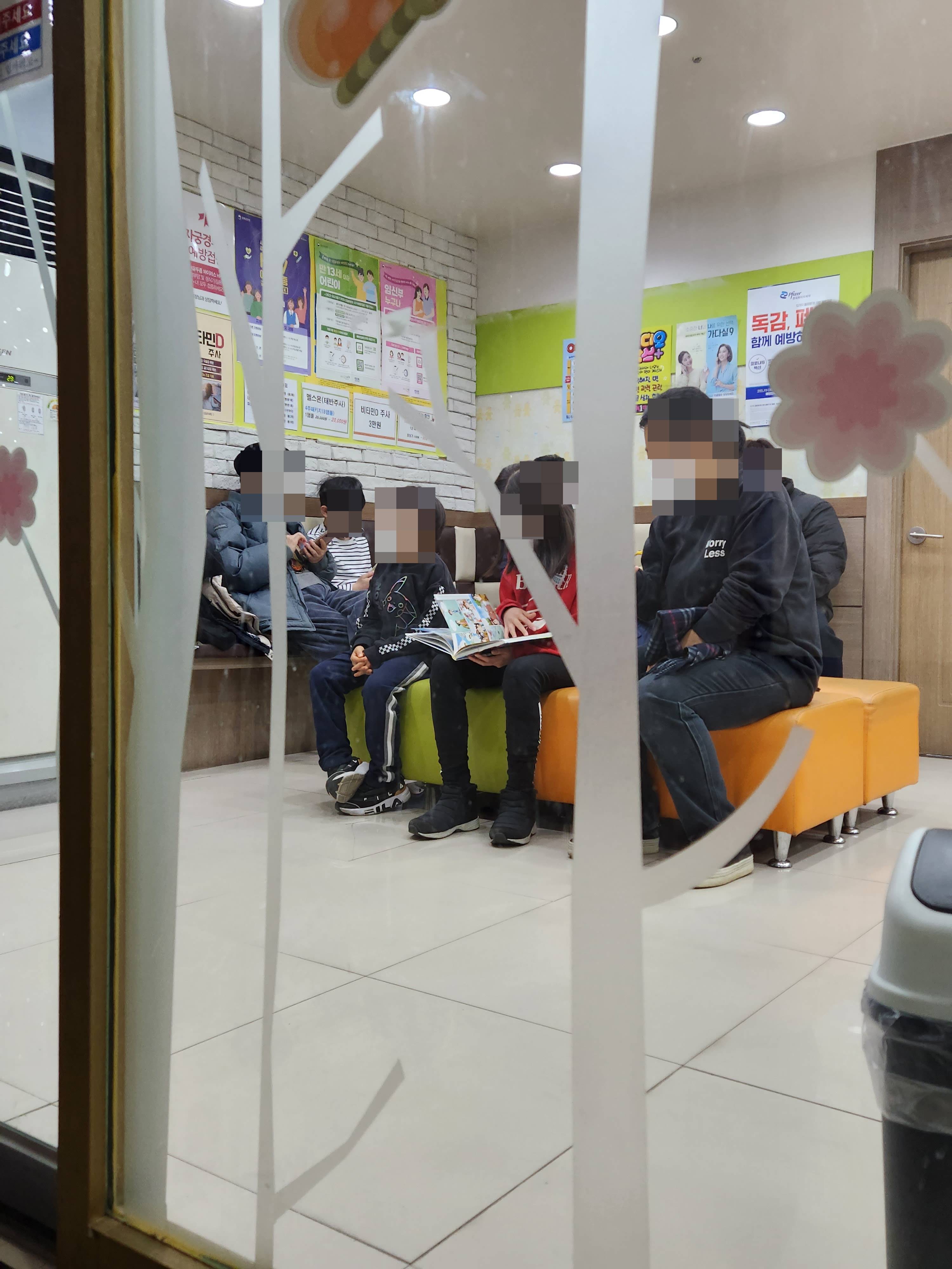 11일 오전 서울 마포구의 한 소아과에서 아이들과 부모들이 진료를 기다리고 있다. 김정화 기자