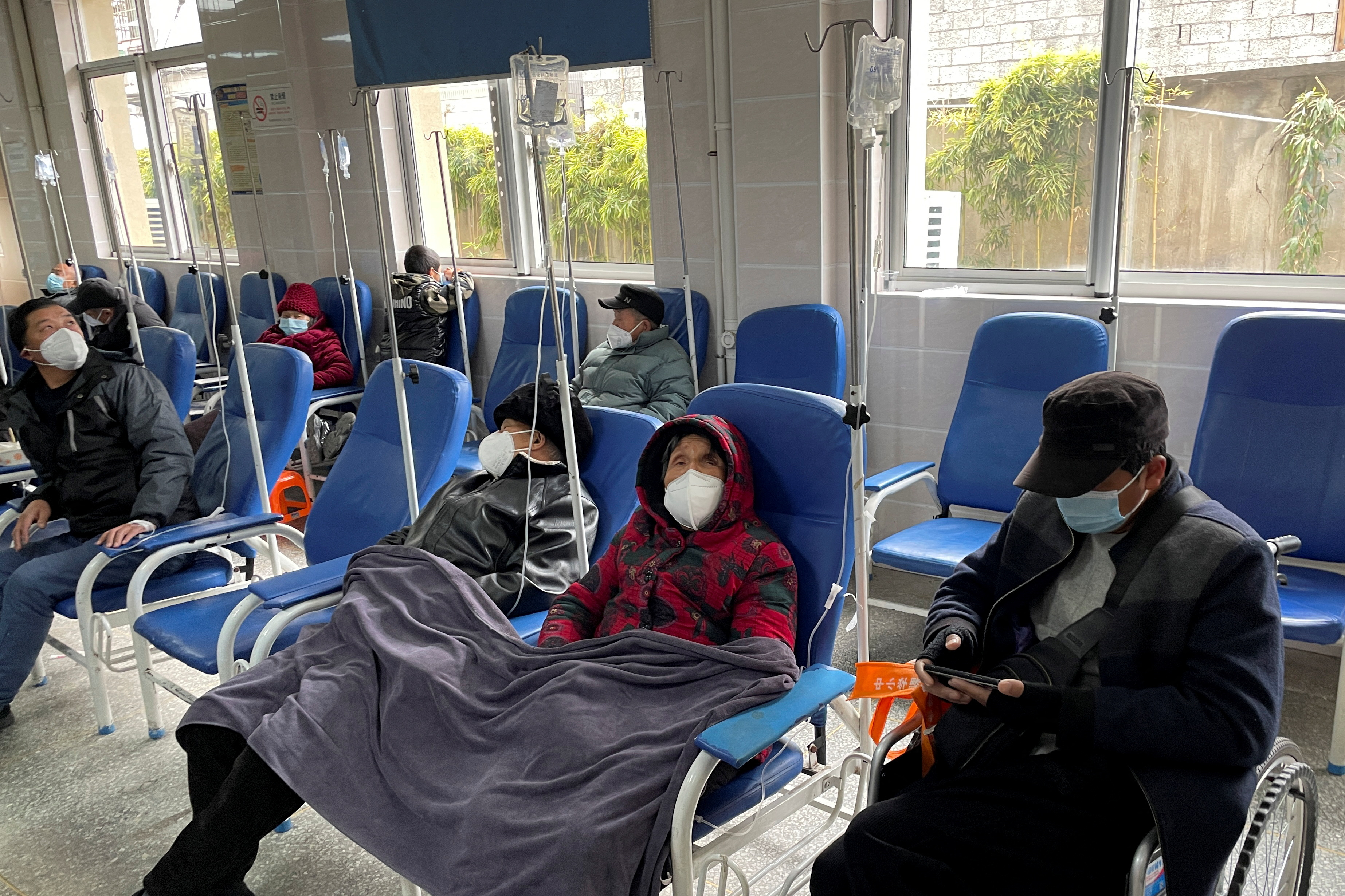 중국 저장성 퉁루현의 한 병원에서 환자들이 링거를 맞고 있다. 로이터 연합뉴스