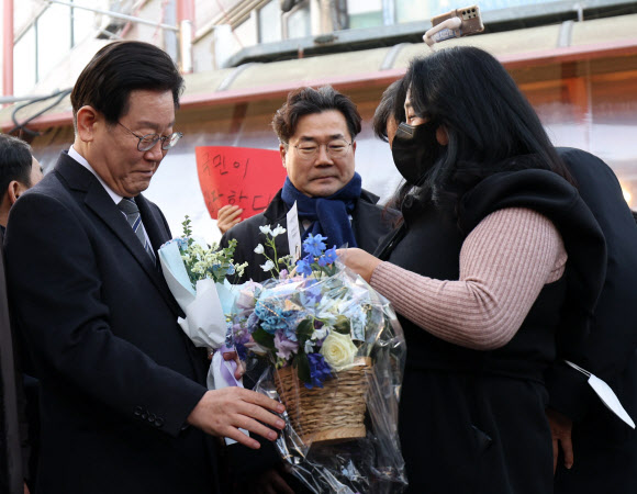 꽃다발 받는 이재명 대표