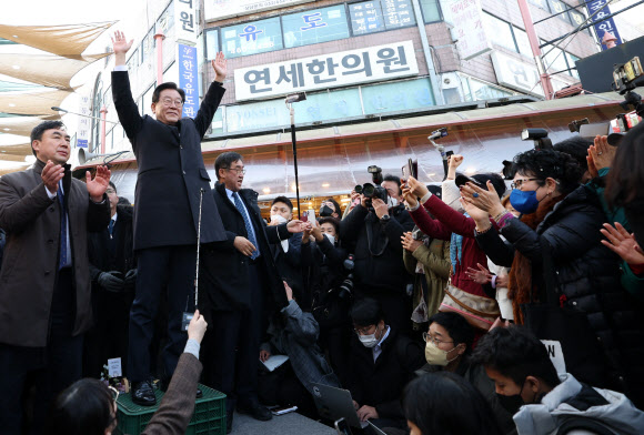 인천시민에게 인사하는 이재명 대표