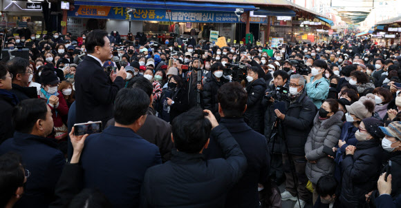 인천 모래내시장에서 즉석연설하는 이재명 대표