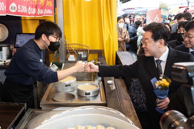 인천 모래내시장 상인들과 인사하는 이재명 민주당 대표