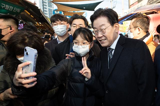 어린이와 기념 촬영하는 이재명