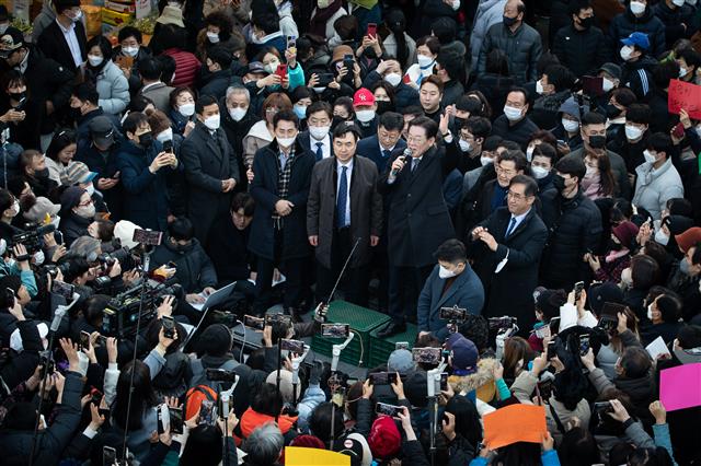 인천 모래내시장 찾은 이재명 민주당 대표