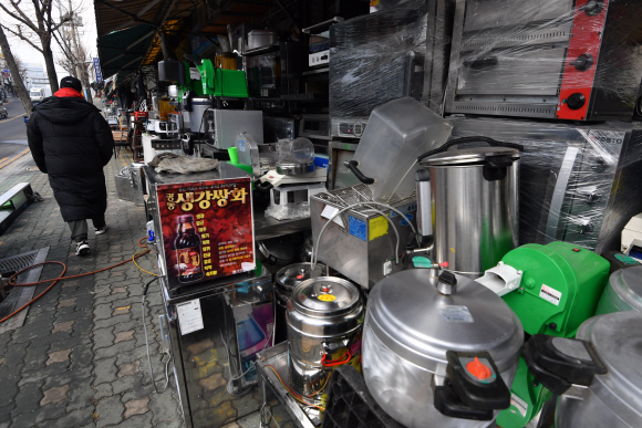 코로나19가 절정이던 2020년 12월 22일 서울 중구 황학동 중고주방용품 시장 앞 상점들마다 중고물품들이 가득 쌓여 있다. 11일 한국농수산식품유통공사(aT) 식품산업통계정보시스템에 따르면 위드 코로나가 시행됐지만 지난해 외식업체 8만 3000곳이 끝내 폐업했다. 박지환 기자