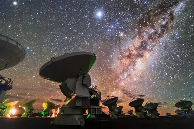칠레 아타카마 사막에 배치된 66개의 전파망원경이 하나처럼 작동하는 초대형 전파망원경 ‘알마’(ALMA)의 모습.  알마 제공