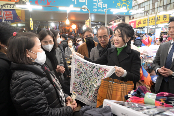 11일 설 연휴를 앞두고 상인들을 격려하기 위해 대구 서문시장을 찾은 김건희(오른쪽 첫 번째) 여사가 양말 가게 상인과 대화하고 있다. 박지환 기자