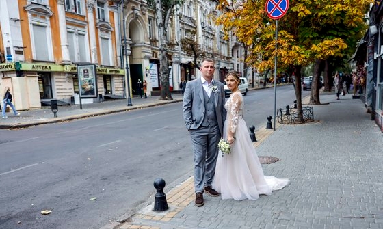 2022년 10월 22일 우크라이나 오데사에서 신혼부부가 포즈를 취하고 있다. EPA 연합뉴스 