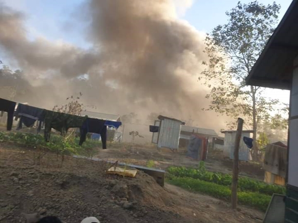 11일(현지시간) 미얀마군이 반군 거점인 캠프 빅토리아를 재차 폭격하면서 국경을 접한 인도 미조람주 파르콴 마을의 작은 진료소 절반이 파괴됐다. 2023.1.11  트위터