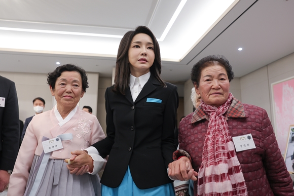 김건희 여사가 12일 오후 서울 용산 대통령실 청사에서 ‘칠곡할매글꼴’의 주인공인 칠곡 할머니들과 손을 잡고 있다. 2023.1.12  대통령실 제공