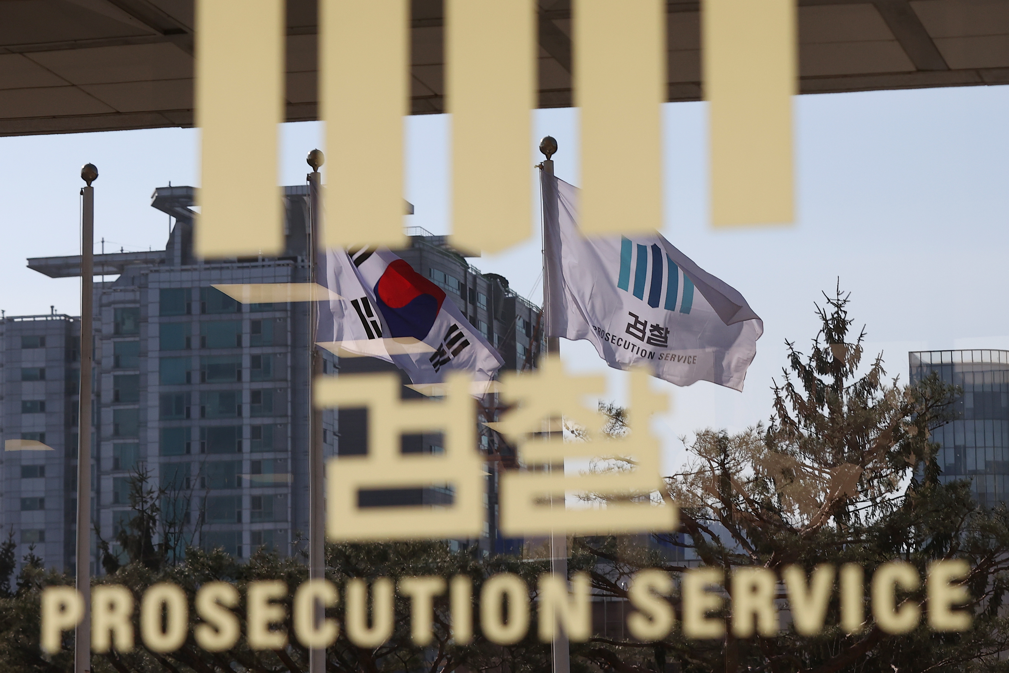 검찰, ‘CJ계열사 취업 로비 의혹’…文청와대 인사비서관 소환