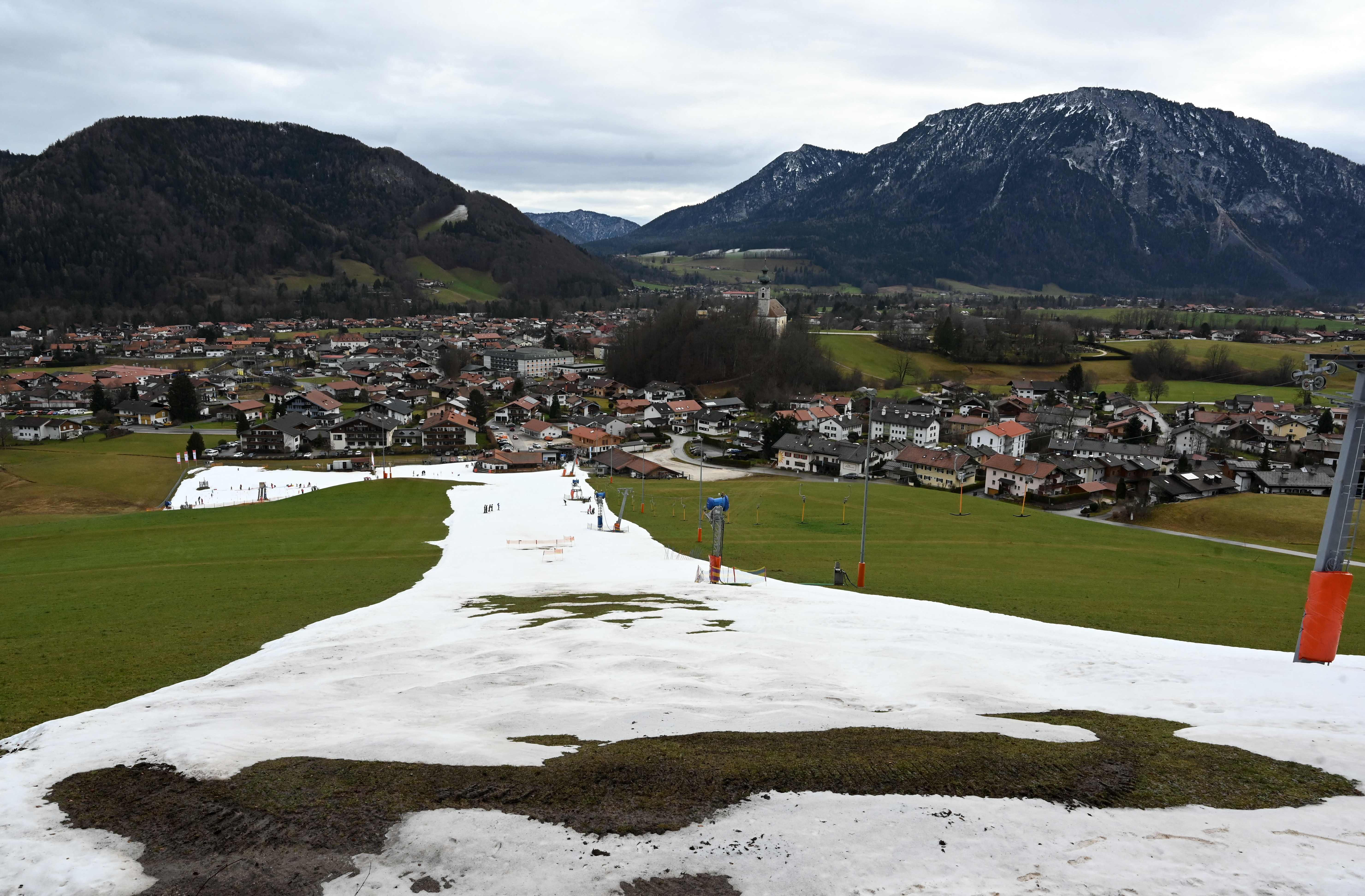 유럽이 한겨울 이상 고온 현상을 겪으면서 11일(현지시간) 독일 남부 바이에른 지역의 한 스키장에 군데군데 초록 잔디가 드러나 있다. 바이에른 AFP 연합뉴스