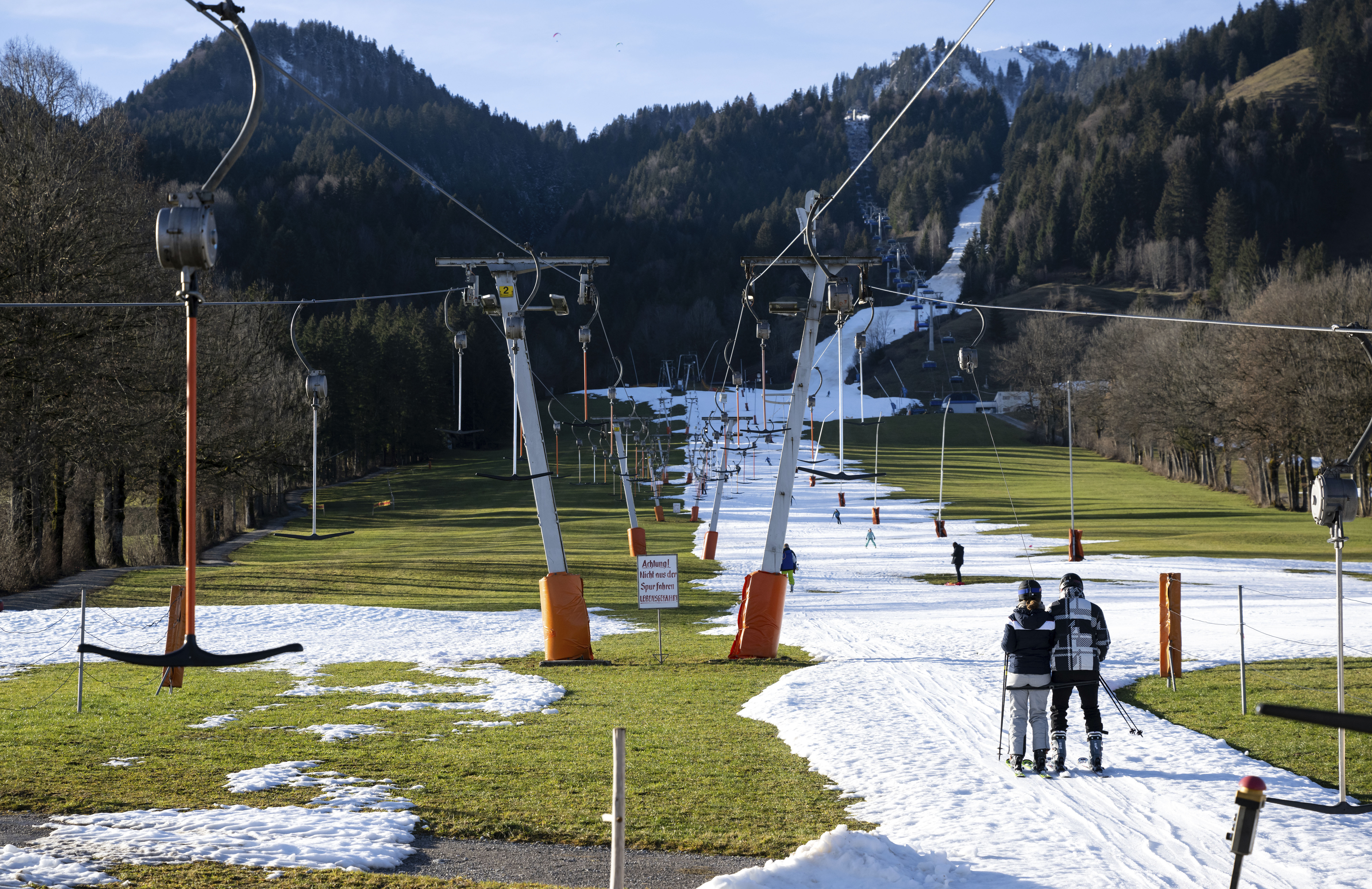 지난해 12월28일(현지시간) 독일 랭그리스 지역의 스키장 모습. 따뜻한 날씨 탓에 눈이 많이 내리지 않아 군데군데 푸른 잔디가 드러나 있다. AP 연합뉴스