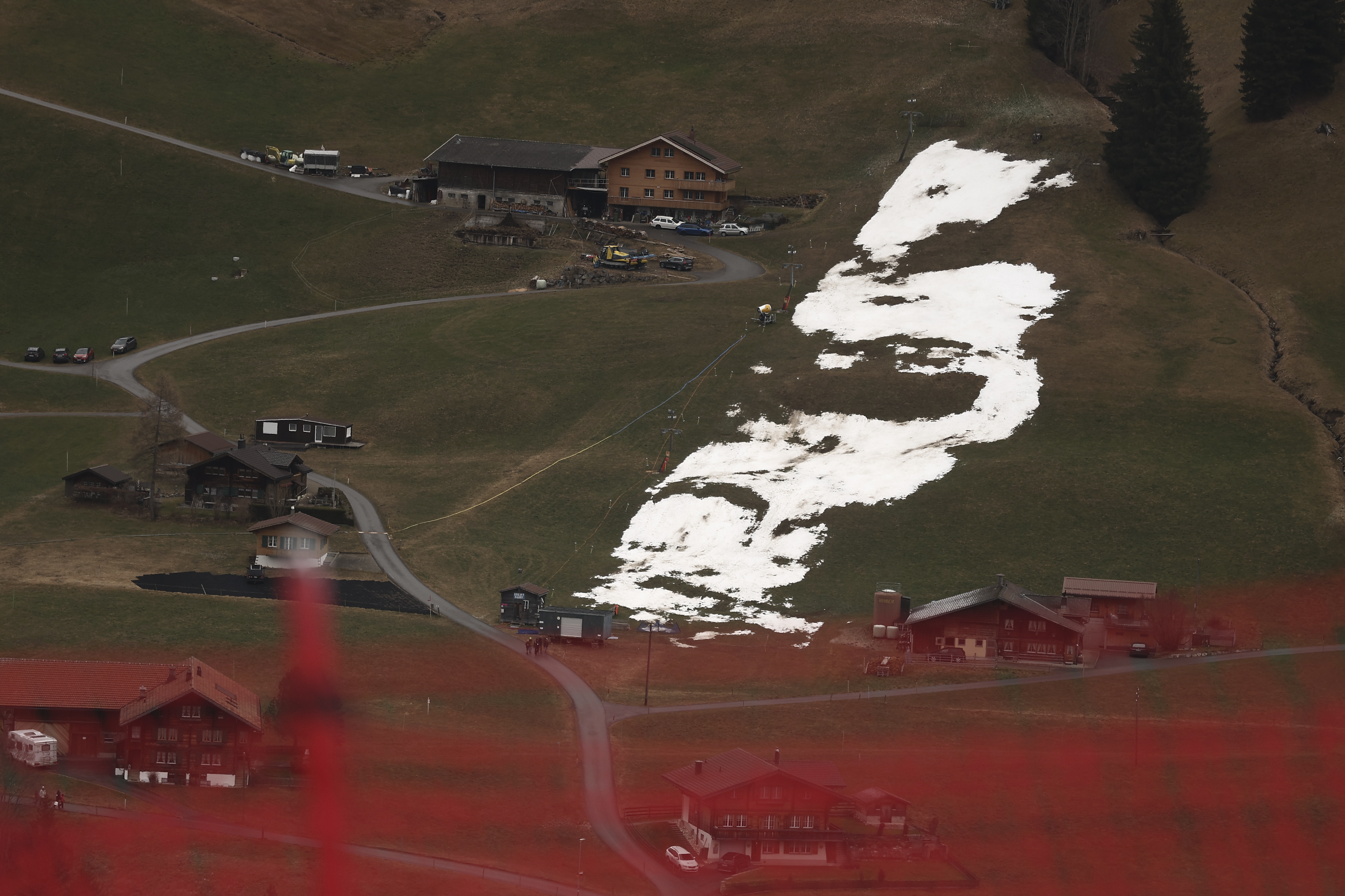 스위스 아델보덴 마을의 스키 슬로프에 8일(현지시간) 눈이 조금 남아있다. 이 지역은 해마다 이맘때 쯤이면 눈으로 가득 뒤덮여 있었으나 따뜻한 날씨 탓에 눈이 거의 오지 않았다. AP 연합뉴스