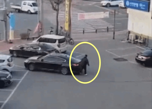 청주의 한 마트 주차장에서 여성 운전자를 골라 고의 보행자 사고를 내는 모습이 CCTV 영상을 통해 포착됐다. 보배드림 캡처