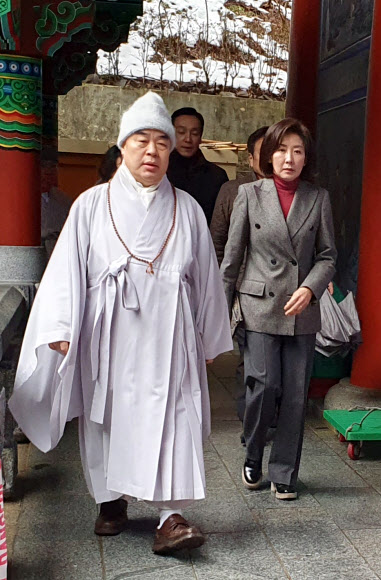 국민의힘 나경원 전 의원이 13일 대한불교 천태종 총본산인 충북 단양 구인사를 방문, 총무원장인 무원 스님의 안내를 받으며 경내를 돌아보고 있다. 2023.1.13. 독자제공·연합뉴스