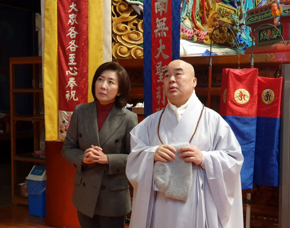 국민의힘 나경원 전 의원이 13일 대한불교 천태종 총본산인 충북 단양 구인사를 방문, 총무원장인 무원 스님의 안내를 받으며 경내를 돌아보고 있다. 2023.1.13. 독자제공·연합뉴스